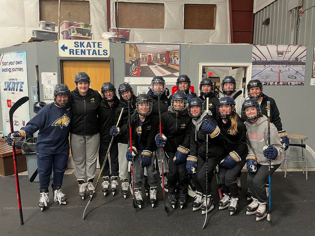 Some of the girls volunteering at the local Learn to Play Hockey event today. Great to see so many new boys and girls playing hockey!!